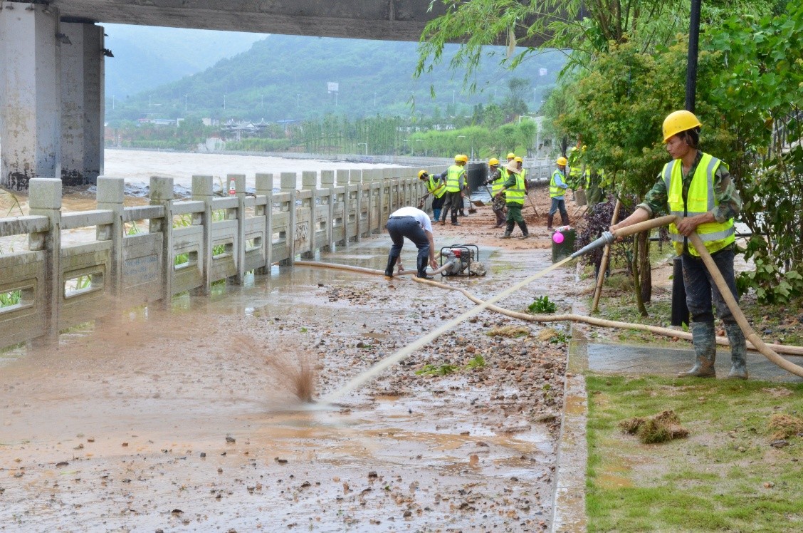 組織開展災后清理工作2.jpg 組織開展災后清理工作2.jpg